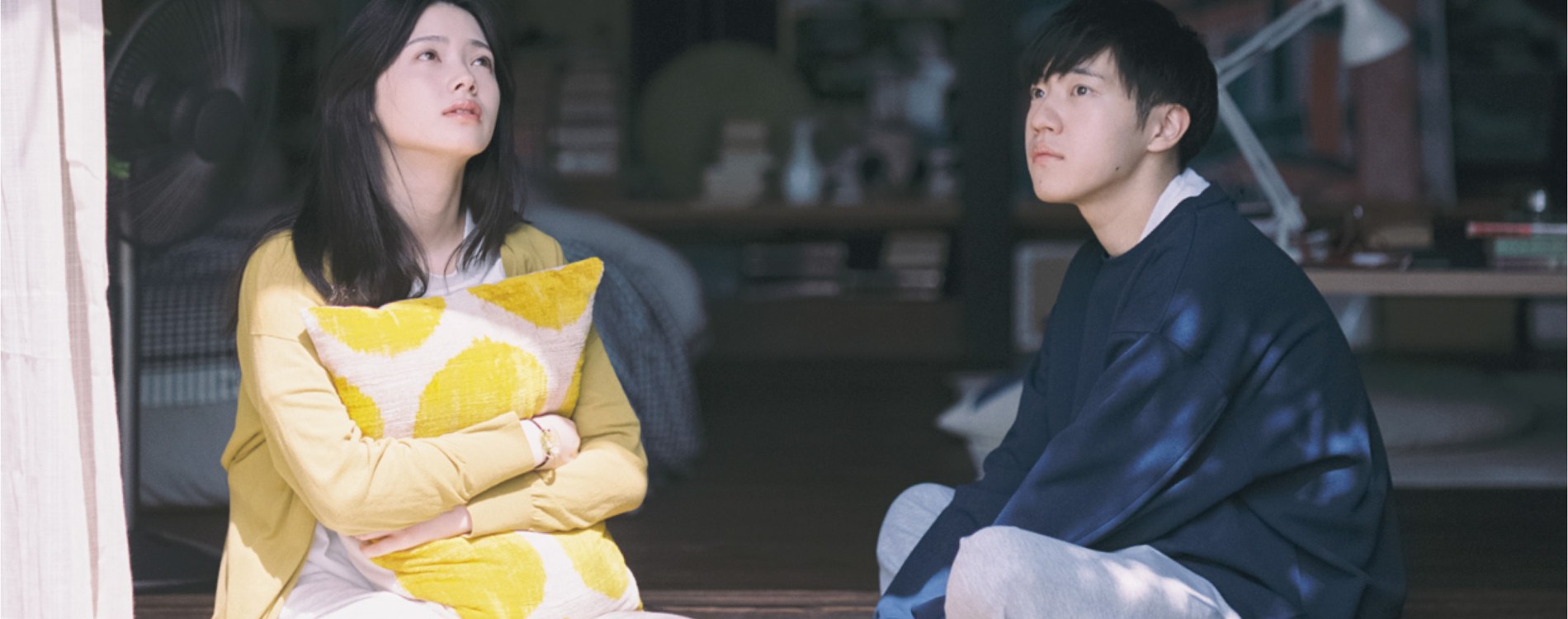 縁側に座る二人 — 映画『エヴェレットの恋文』より